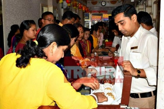 Citizens rush to buy golds to mark  Dhanteras